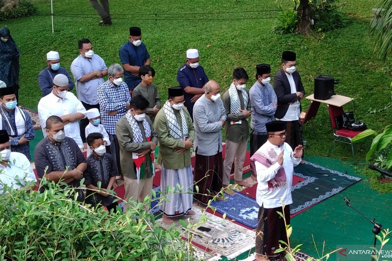 Ibu dan Anaknya Positif COVID-19, Anies Tenang Mereka Sudah Vaksin Booster