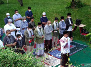 Salat Id di Rumah, Anies dan Anak Kompak Pakai Sorban Bendera Palestina