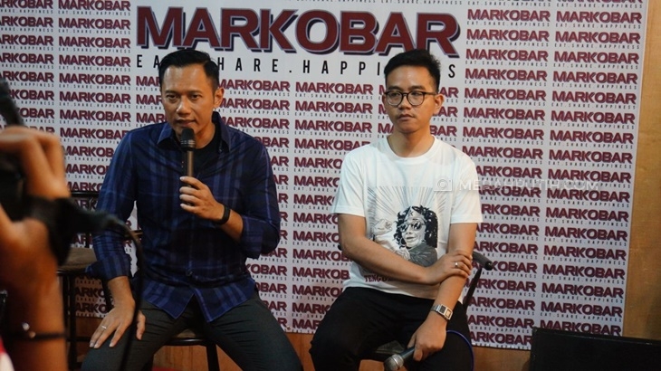 AHY dan Gibran saat menemui wartawan di Markobar. (MP/Win)