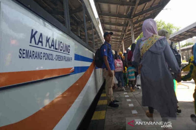Penumpang KA Kaligung saat akan menaiki kereta dari Stasiun Prujakan Cirebon. KAI Daop 3 Cirebon pada libur panjang Tahun Baru Islam dan cuti bersama mengoperasikan sebanyak 74 KA. (ANTARA/Khaerul Izan)