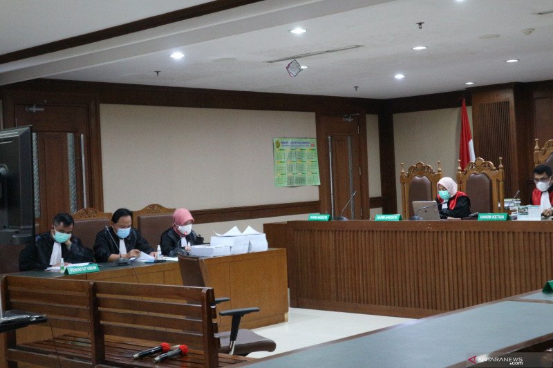 Suasana sidang pembacaan tuntutan virtual mantan anggota IV BPK Rizal Djalil yang dituntut 6 tahun ditambah denda Rp250 juta subsider 3 bulan kurungan karena menerima suap senilai Rp1 miliar dari pengusaha di pengadilan Tindak Pidana Korupsi (Tipikor) Jakarta, Senin (12/4). (Desca Lidya Natalia)