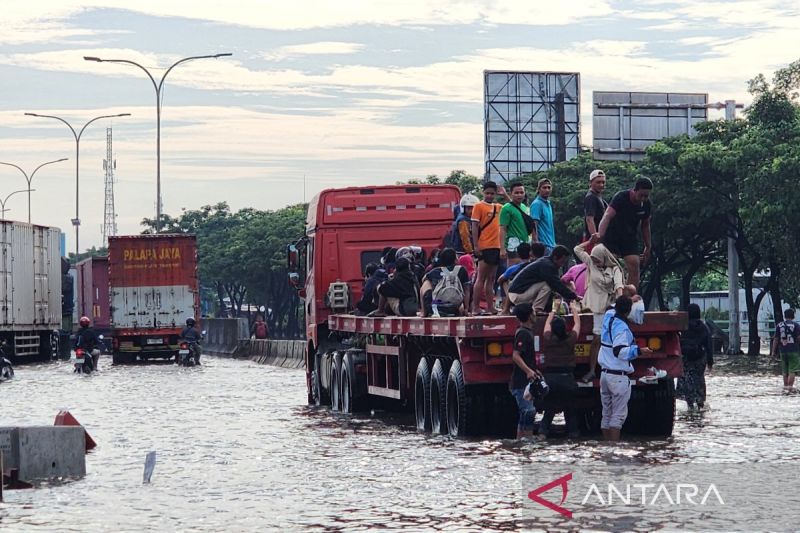 Banyak Motor Mogok Imbas Banjir Pantura Semarang-Demak, Polisi Imbau Cari Jalur Alternatif