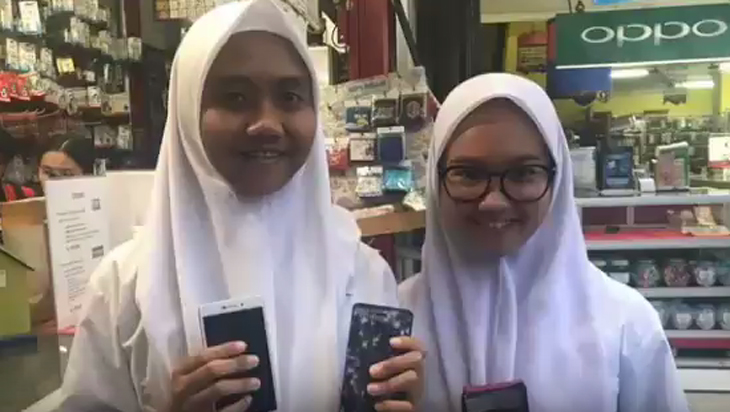 Jokowi Ganti Ponsel Siswa di Depok yang Terlindas Mobil Kepresidenan