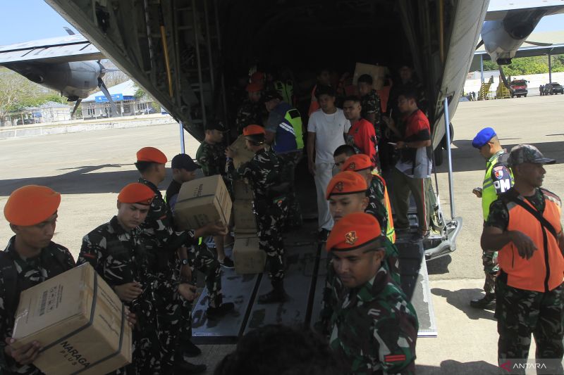 TNI AU Kirim 13 Ton Bantuan Bagi Korban Gempa di NTT