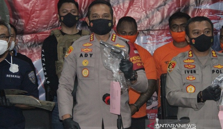 Kapolres Metro Jakarta Barat Kombes Pol Ady Wibowo memperlihatkan barang bukti senjata api yang digunakan dalam kasus penembakan di Taman Sari. ANTARA/HO-Humas Polres Metro Jakarta Barat