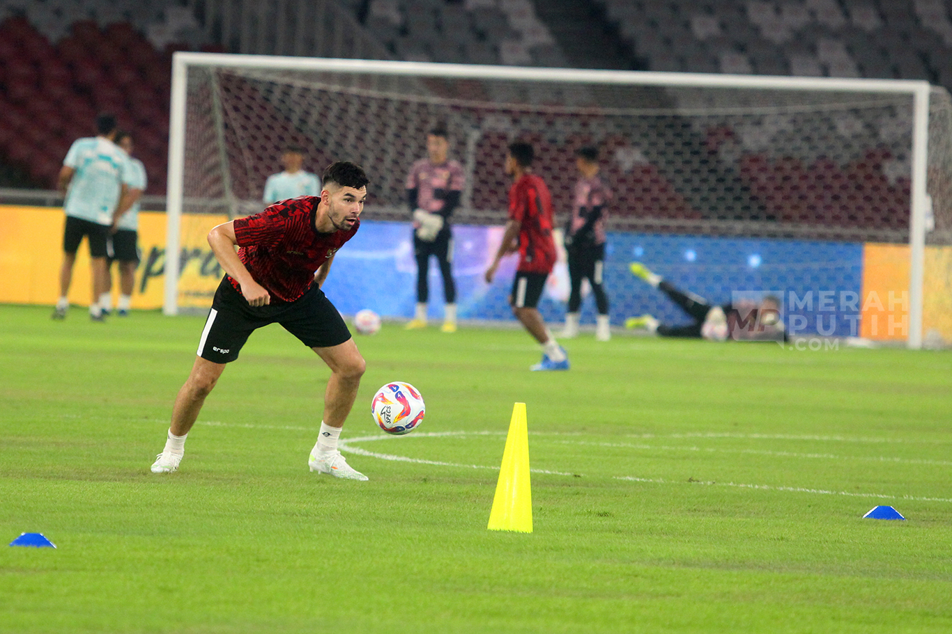 Melihat Latihan Timnas Indonesia Jelang Laga Melawan Filipina di Stadion GBK