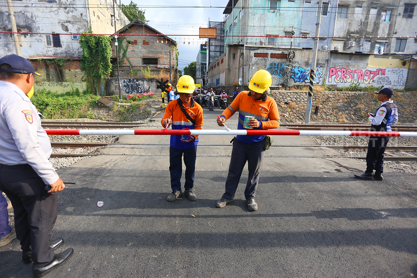 KAI Benahi Lintasan Ampera Bekasi Timur Pasca Kecelakaan KRL, Palang Bambu Kini Diganti Besi