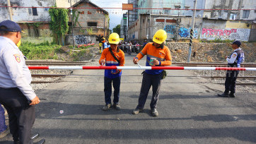 KAI Benahi Lintasan Ampera Bekasi Timur Pasca Kecelakaan KRL, Palang Bambu Kini Diganti Besi