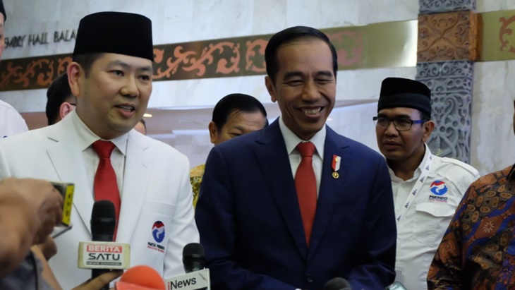 Ketum Partai Perindo Hary Tanoesoedibjo bersama Presiden Jokowi. (Foto/Twitter @Hary_Tanoe)