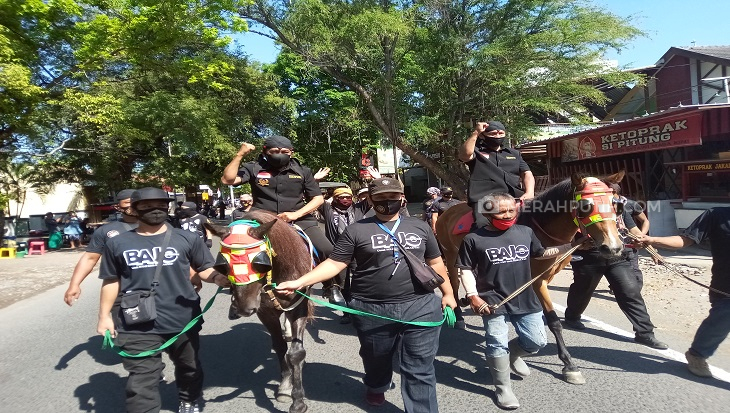 Daftar ke KPU, Calon Penantang Gibran Naik Kuda Hitam dan Dikawal Ribuan Pendukung