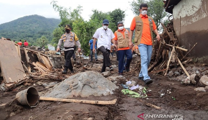 Kepala BNPB Doni Monardo bersama pemerintah daerah meninjau daerah terdampak banjir bandang di Desa Waimatan, Lembata, NTT, Selasa (6/4). ANTARA/HO-BNPB