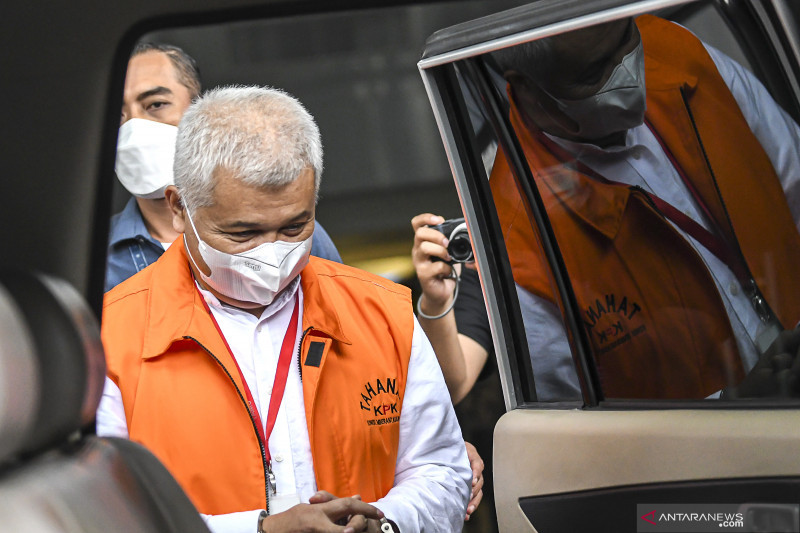 Bupati nonaktif Bandung Barat Aa Umbara Sutisna berjalan memasuki mobil tahanan usai menjalani pemeriksaan di Gedung KPK, Jakarta, Rabu (16/6/2021). . ANTARA FOTO/M Risyal Hidayat/hp