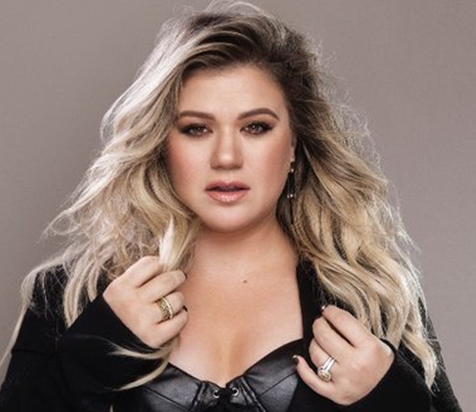 Kelly Clarkson Bersemangat Nyanyi Bareng Pink di American Music Award 2017