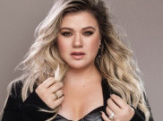 Kelly Clarkson Bersemangat Nyanyi Bareng Pink di American Music Award 2017