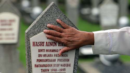 nisan ainun habibie