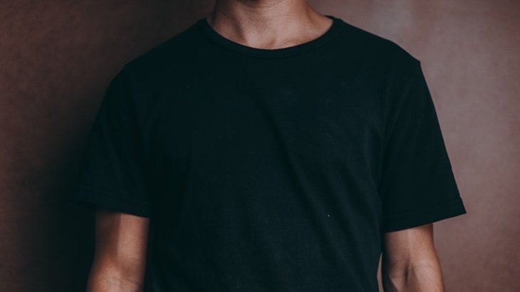 Apa Iya Pakai Baju Hitam Terasa Lebih Gerah? 