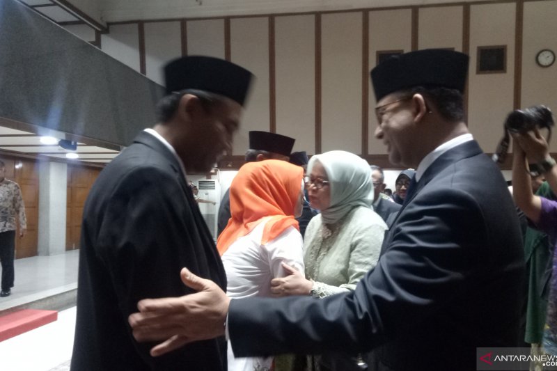 Gubernur DKI Jakarta Anies Baswedan menyalami pejabat yang baru dilantiknya