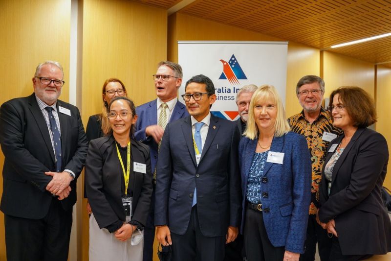 Menteri Pariwisata dan Ekonomi Kreatif Sandiaga Uno foto bersama sejumlah anggota Australia Indonesia Business Council, Melbourne, Australia, Rabu (6/4/2022). ANTARA/HO-Kemenparekraf