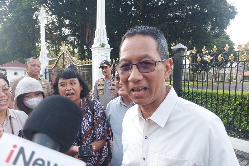 Jokowi Bagi-Bagi Bansos di Istana, Setpres Jelaskan Pakai Dana Operasional Presiden