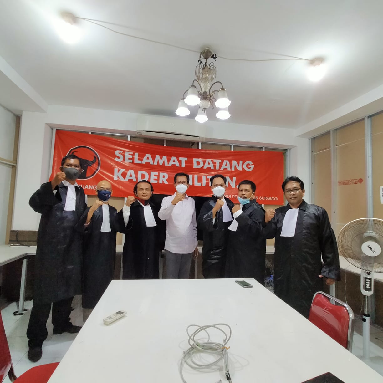 Adi Sutarwijono (baju putih)