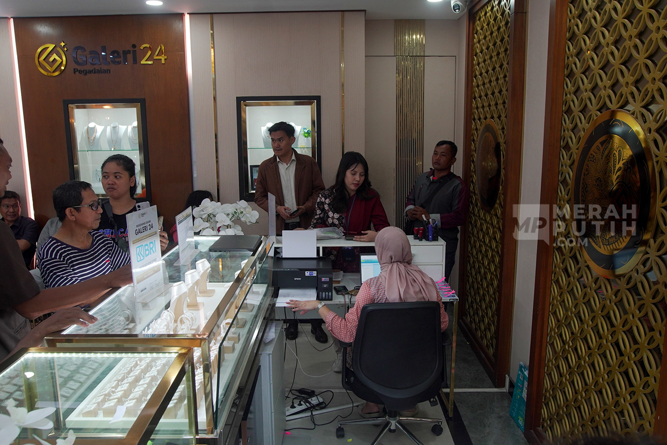 Pengunjung memilih perhiasan emas di Gerai Galeri 24 PT Pegadaian, Kawasan Jalan Salemba Raya, Kenari, Jakarta Pusat, Jumat (10/10/2025). 