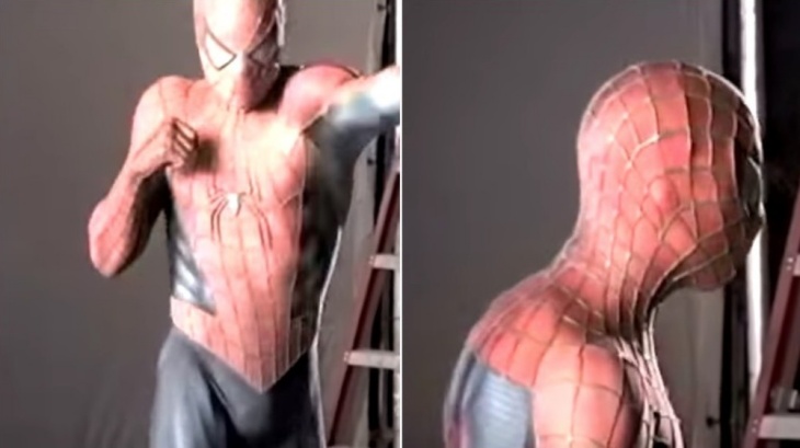 Tobey Maguire mencoba kostum Spider-man. (Foto Looper)