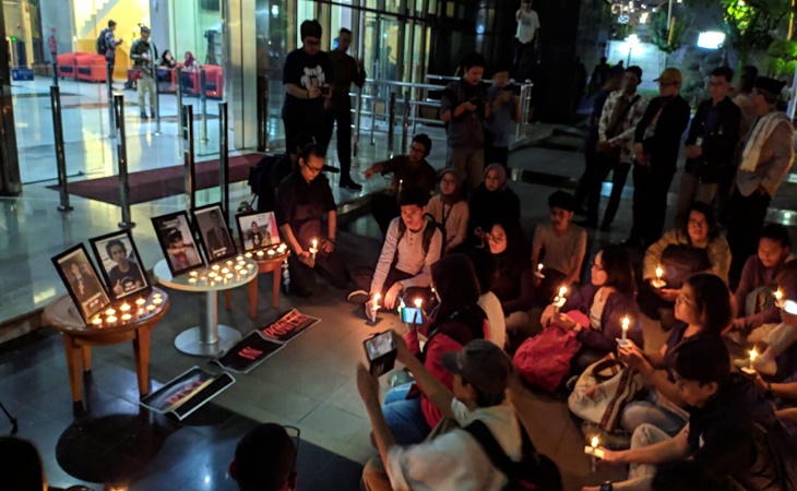 Ustaz Mustofa memimpin doa untuk para korban demo rusuh di Gedung KPK