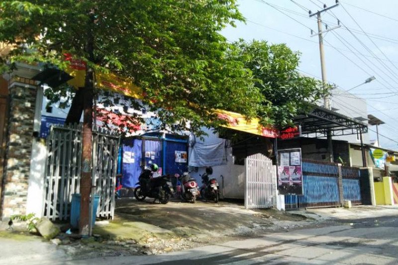 Rumah seorang terduga teroris di Jalan Medokan Sawah Nomor 121, Rungkut, Surabaya yang diamankan Densus 88 Antiteror Mabes Polri. (ANTARA Jatim/Willy Irawan)
