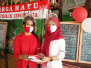 Kegiatan Ekonomi Dilonggarkan, Penjual Bagikan Ketan Merah Putih Gratis di Surabaya