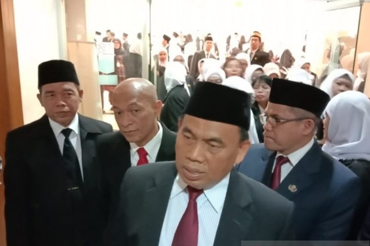 Sekretaris Daerah DKI Jakarta Saefullah memberikan pernyataan pada awak media di Balai Kota Jakarta, Kamis (24/10/2019). (ANTARA/Ricky Prayoga)