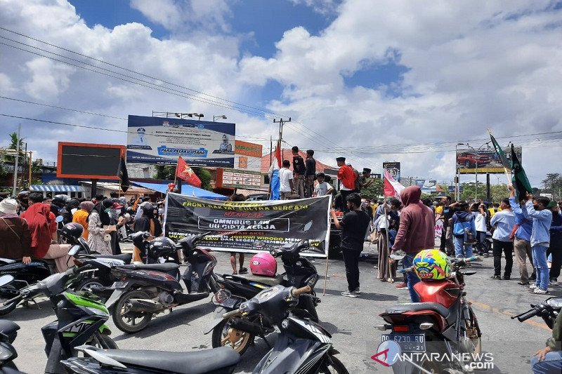 Gabungan mahasiswa di Kendari, Sulawesi Tenggara melakukan aksi unjukrasa menolak UU cipta kerja. Para mahasiswa berjalan kaki dari sejumlah kampus mereka menuju gedung DPRD Sulawesi Tenggara, Kamis. ANTARA/Azis Senong