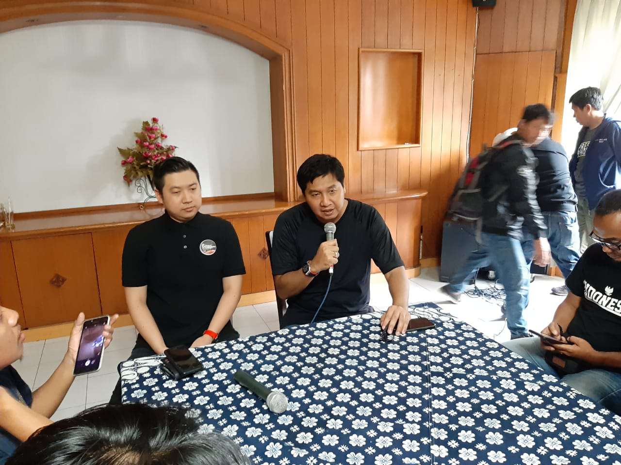 politisi senior PDIP Maruarar Sirait saat memberikan keterangan terkait majunya Gibran Rakabuming Raka maju di Pilwakot Solo, Jawa Tengah, MIinggu (24/11). (MP/Ismail)