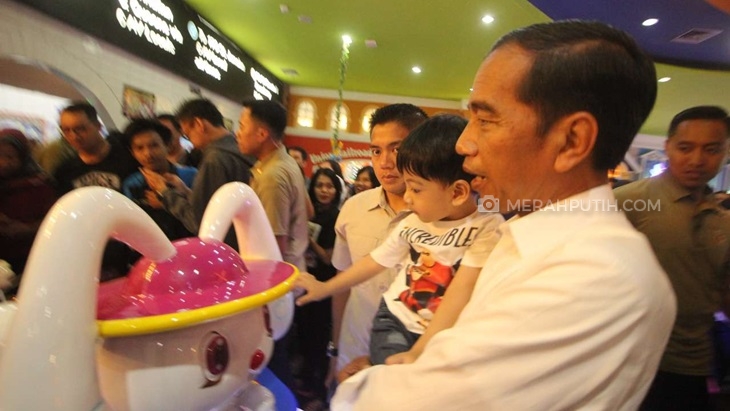 Pulang Kampung, Jokowi Ajak Jan Ethes Bermain di Happy Time