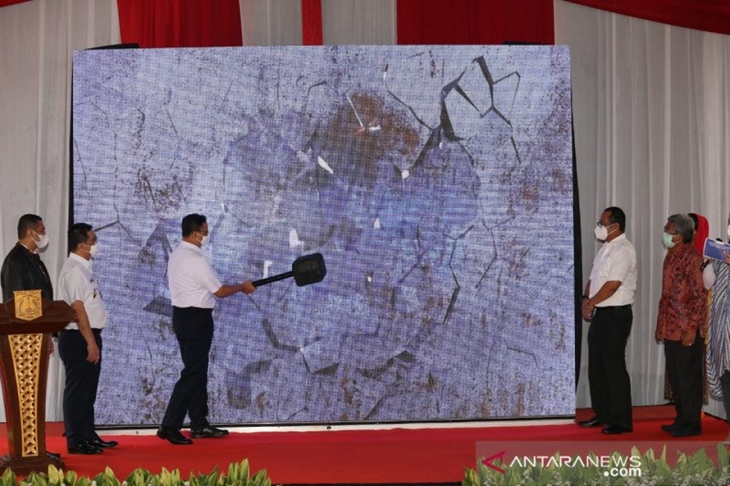 Gubernur DKI Jakarta Anies Baswedan (tengah) dan Wakil Gubernur DKI Jakarta Ahmad Riza Patria (kedua dari kiri) saat meresmikan pembangunan kawasan Blok VI Pasar Senen di Jakarta Pusat, Rabu (10/3/2021). (ANTARA/HO/PPID DKI Jakarta)