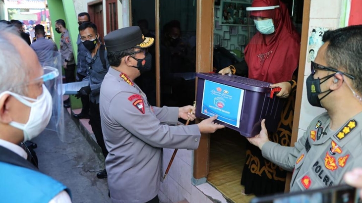 Panglima TNI Marsekal Hadi Tjahjanto dan Kapolri Jenderal Listyo Sigit Prabowo memberikan bantuan sembako kepada warga Bandung, Jumat (16/7). (Foto: MP/Humas Polri)