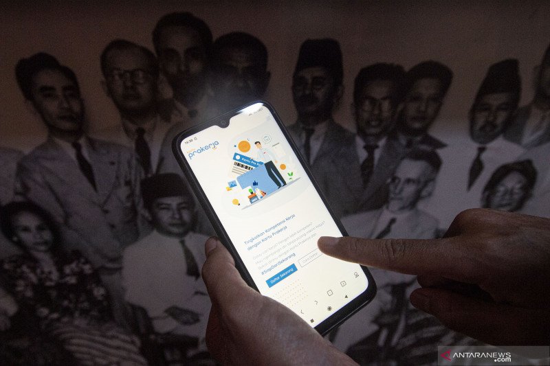 Warga mencari informasi tentang pendaftaran program Kartu Prakerja gelombang ke-10 di Jakarta, Sabtu (26/9/2020). ANTARA FOTO/Sigid Kurniawan/wsj.