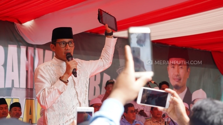 Korban Banjir Makassar Selipkan Uang ke Kantong Sandiaga