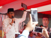 Korban Banjir Makassar Selipkan Uang ke Kantong Sandiaga