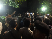 Massa AntiPKI Kepung Kantor YLBHI, Usman Hamid: Masyarakat Belum Dewasa