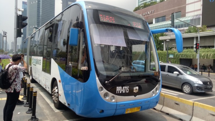 Bus Zhong Tong yang beroperasi di koridor 1 jurusan Blok M- Kota melintasi Halte Bundaran HI, Jumat (18/10/2019). (ANTARA/Livia Kristianti)