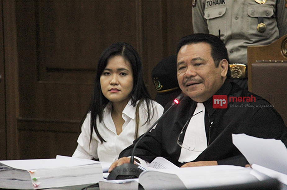 Jessica Kumala Wongso, tersangka kasus pembunuhan Wayan Mirna Salihin di Pengadilan Negeri, Jalan Bungur, Jakarta Pusat, Rabu (15/6). (Foto: MerahPutih/Yohanes Abimanyu)