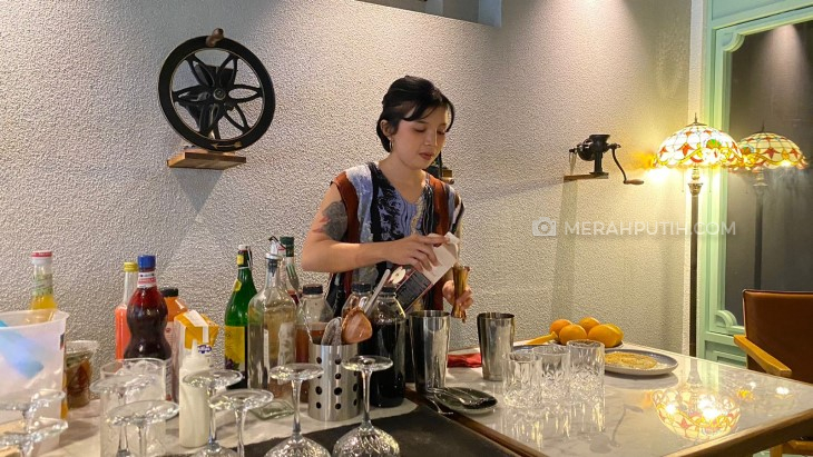 Serunya Bar Takeover bersama Ulfa Uljanah di Roemah Koffie Carstensz