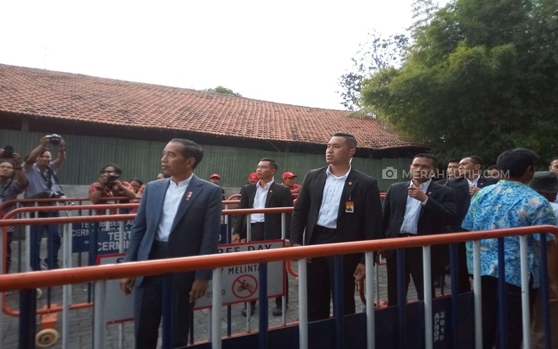 Mudik ke Solo, Jokowi Bagikan 4.000 Peket Sembako Kepada Warga