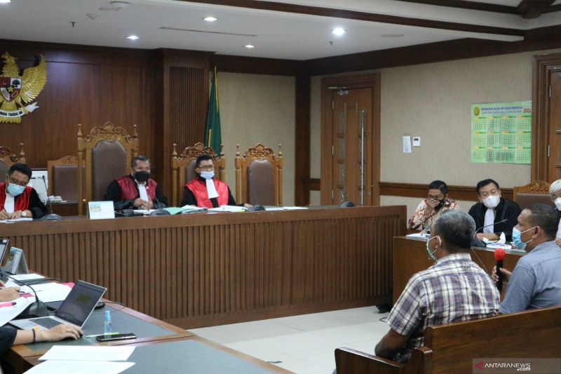 Mantan Kepala Dinas Bina Marga Lampung Tengah Taufik Rahman (kanan) dan bekas Kepala Seksi Dinas Bina Marga Lampung Tengah Aan Riyanto (kiri) menjadi saksi untuk dua orang terdakwa yaitu eks penyidik KPK Stepanus Robin Pattuju dan advokat Maskur Husain di pengadilan Tindak Pidana Korupsi (Tipikor) Jakarta, Senin (1/11/2021) (ANTARA/Desca Lidya Natalia)