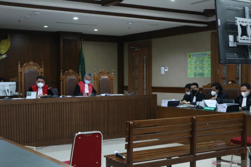 Suasana sidang untuk dua terdakwa Harry Van Sidabukke dan Ardian Iskandar Maddanatja yang didakwa menyuap Menteri Sosial 2019-2020 Juliari P Batubara senilai Rp3,23 miliar terkait penunjukkan perusahaan penyedia bansos sembako COVID-19. Sidang dilakukan melalui "video conference" di pengadilan Tipikor Jakarta, Senin (8/3). (Desca Lidya Natalia)
