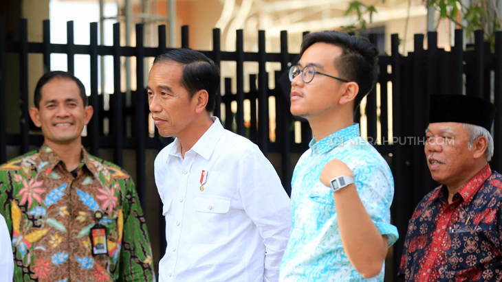 Gibran (kedua kanan) bersama ayahnya Presiden Jokowi di Solo. (MP/Albi)