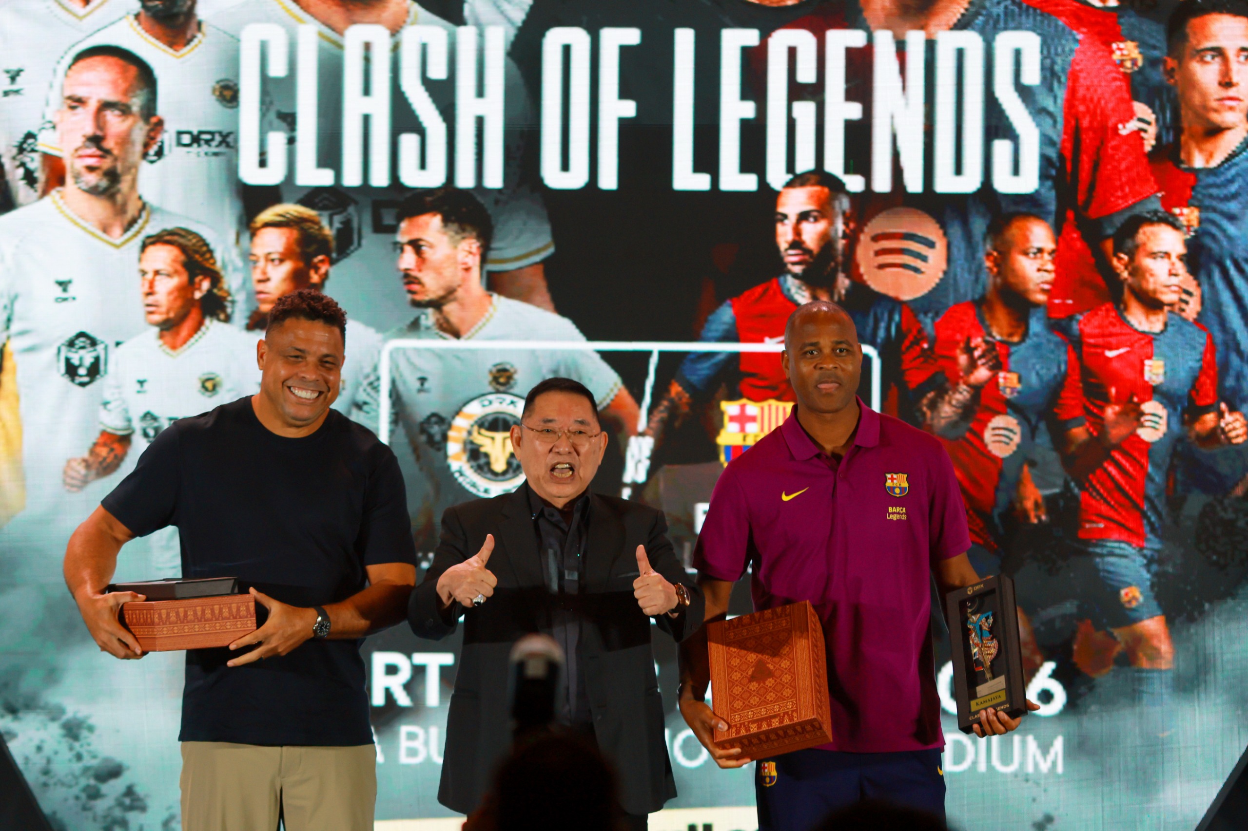  Founder PT JHL International Otomotif (JIO), distributor resmi merek BAIC di Indonesia selaku sponsor utama Clash of Legend, Jerry Hermawan Lo (tengah) diapit legenda sepak bola Patrick Kluivert dan Ronaldo / Didik Setiawan MP