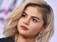 Sontek Gaya Selena Gomez Rombak Overall