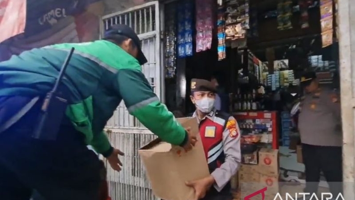 Satpol PP DKI Razia Puluhan Toko Miras