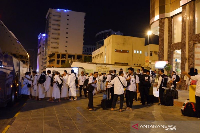 Para petugas haji mulai diberangkatkan Kamis malam (7/8) untuk menyambut dan melayani jamaah haji yang tiba mulai Jumat pagi (8/8) di Arafah (Hanni Sofia)
